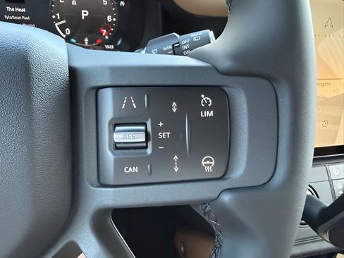 New 2026 Land Rover Defender 110 X-Dynamic SE image 25