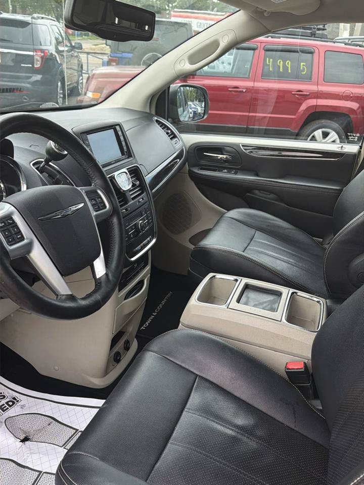 Used 2014 Chrysler Town & Country Touring-L w/ Driver Convenience Group FWD image 10