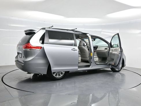 Used 2014 Toyota Sienna Limited w/ Limited Premium Package FWD image 5