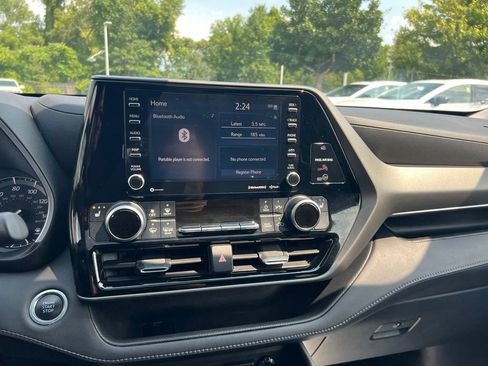 Used 2020 Toyota Highlander XLE AWD/4WD image 24