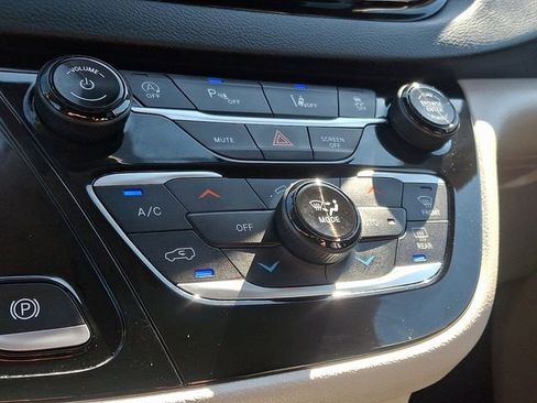 Used 2023 Chrysler Pacifica Touring-L FWD image 16