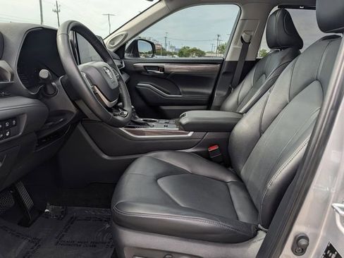 Used 2024 Toyota Highlander Limited FWD image 27