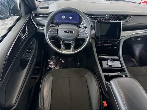 Used 2023 Jeep Grand Cherokee Altitude image 3