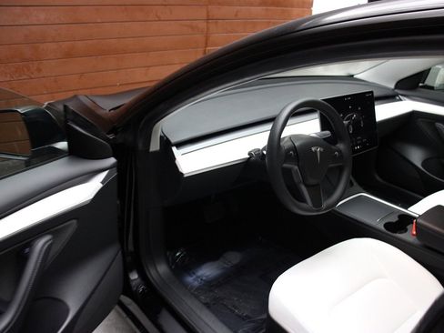 Used 2023 Tesla Model 3 Standard Range image 20