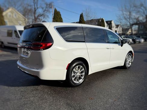 New 2026 Chrysler Pacifica Select image 8