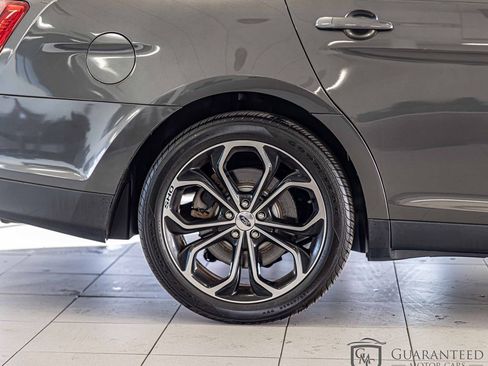 Used 2018 Ford Taurus SHO image 10