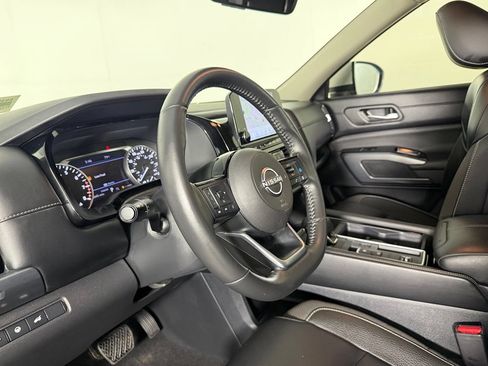 Used 2025 Nissan Pathfinder SL FWD image 22