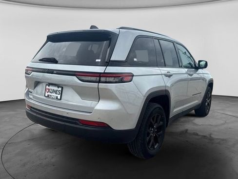 Used 2024 Jeep Grand Cherokee Altitude AWD/4WD image 11