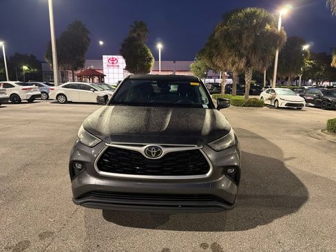Used 2022 Toyota Highlander LE FWD image 6