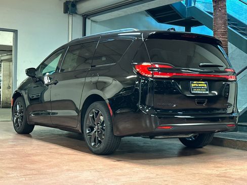 New 2026 Chrysler Pacifica Limited w/ S Appearance Package image 3