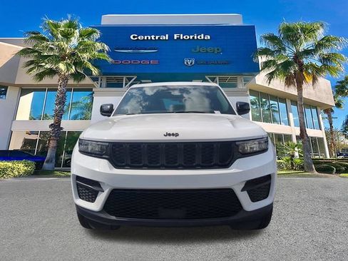 Certified 2025 Jeep Grand Cherokee Altitude AWD/4WD image 3