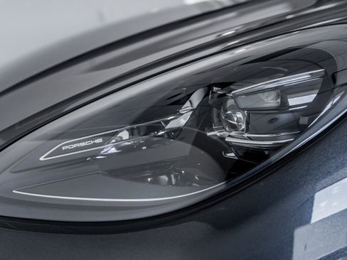 Certified 2025 Porsche Macan image 12