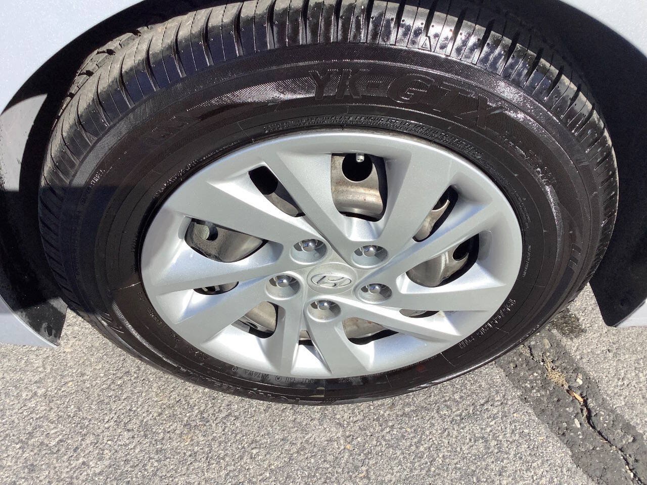Used 2017 Hyundai Elantra SE FWD image 19