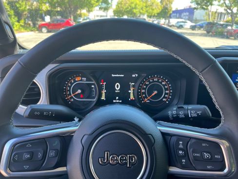 Used 2025 Jeep Wrangler Unlimited Sahara AWD/4WD image 28