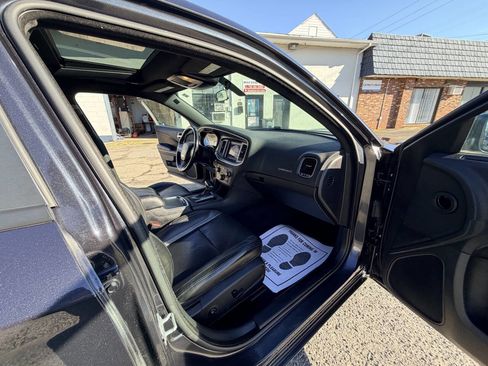 Used 2019 Dodge Charger SXT w/ Leather Interior Group image 5