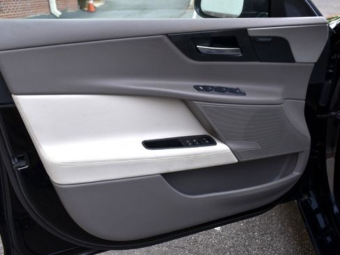 Used 2019 Jaguar XE Prestige image 20