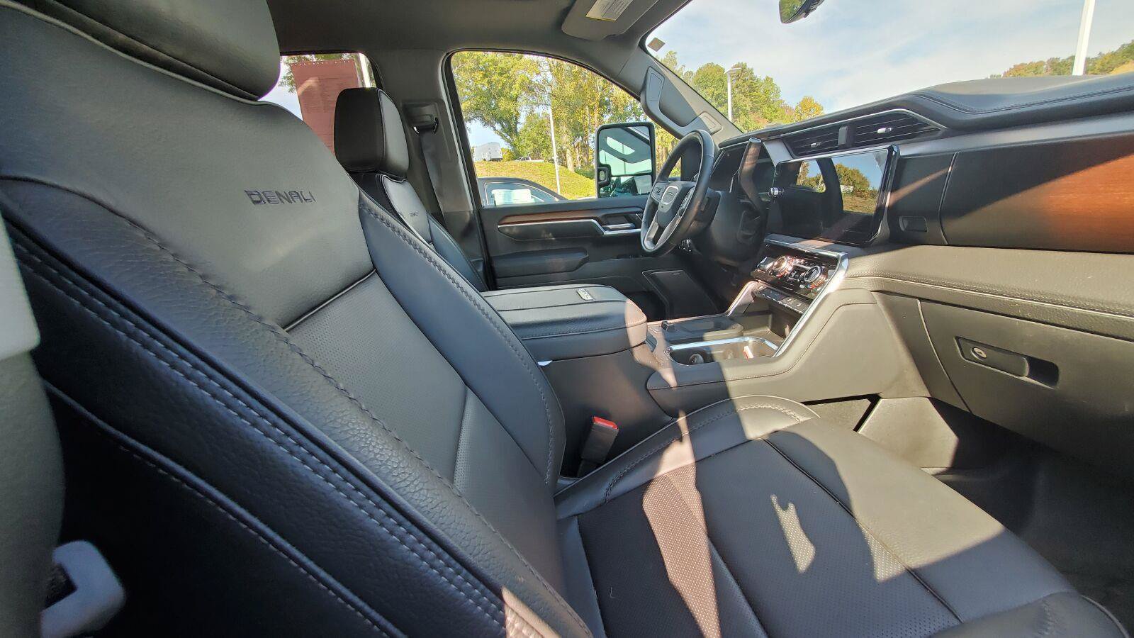 Used 2025 GMC Sierra 2500 Denali w/ Denali Reserve Package AWD/4WD image 4