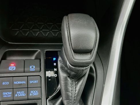 Used 2022 Toyota RAV4 XLE AWD/4WD image 25