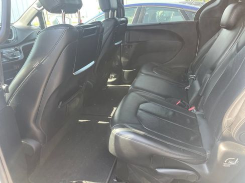 Used 2019 Chrysler Pacifica Touring-L Plus w/ S Appearance Package FWD image 13