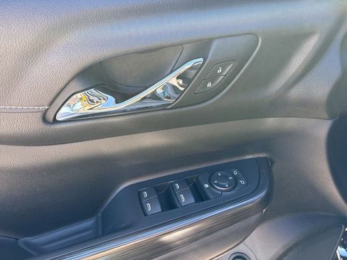 Used 2023 GMC Acadia SLT image 24