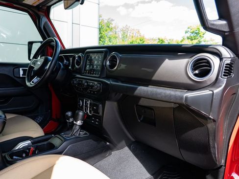 Used 2018 Jeep Wrangler Unlimited Sahara AWD/4WD image 29