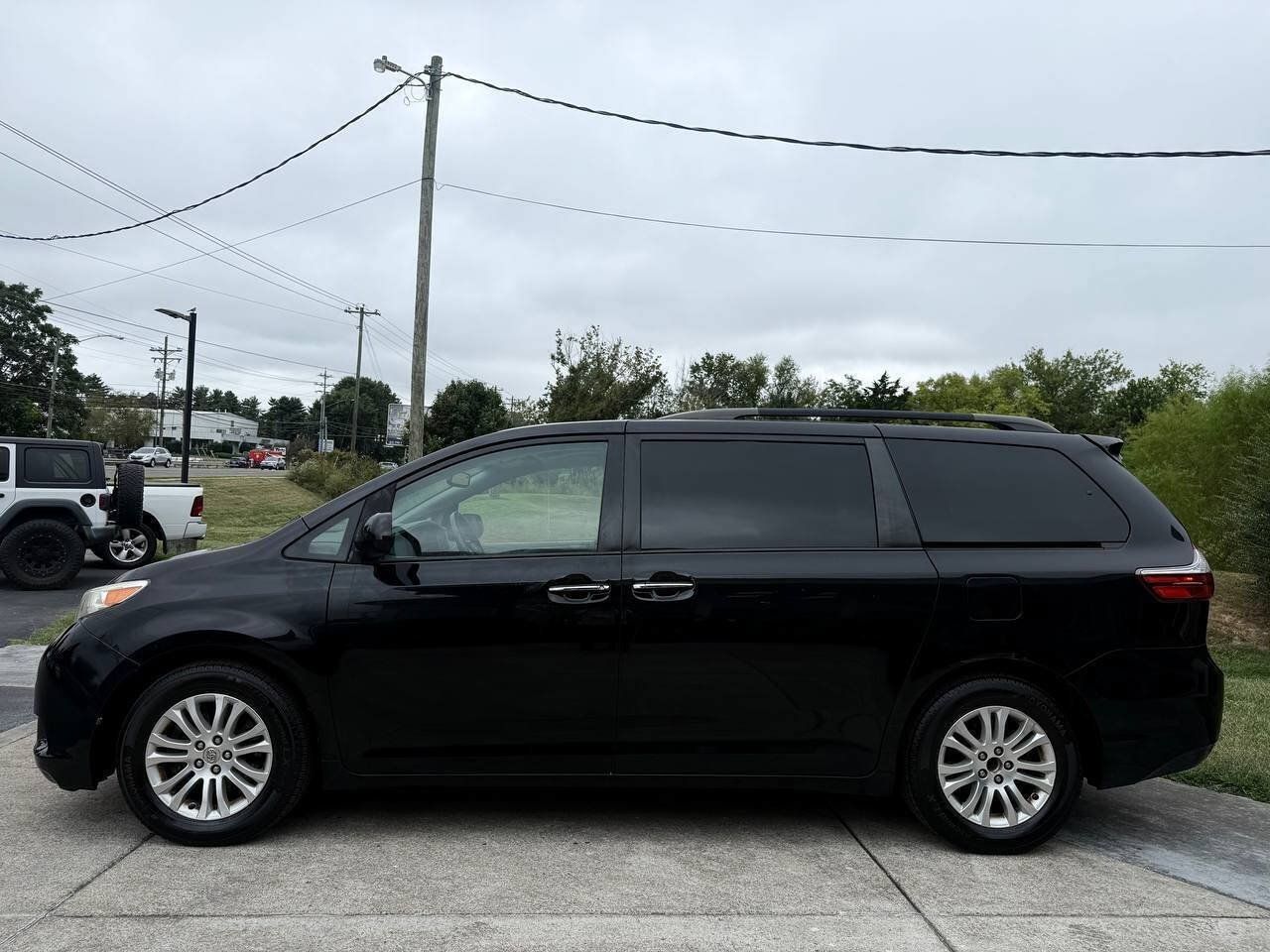 Used 2015 Toyota Sienna XLE w/ XLE Navigation Package FWD image 2