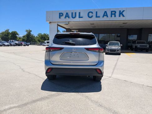 Used 2024 Toyota Highlander XLE AWD/4WD image 5