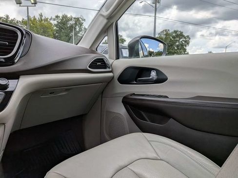 Used 2021 Chrysler Pacifica Touring-L FWD image 17