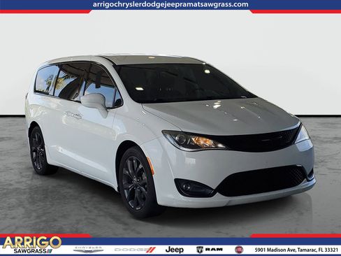 Used 2019 Chrysler Pacifica Touring Plus w/ S Appearance Package FWD image 1