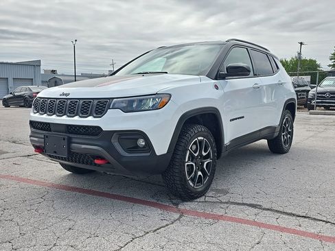 Used 2025 Jeep Compass Trailhawk AWD/4WD image 3