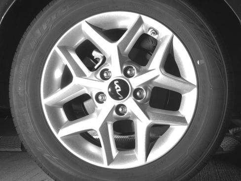 Used 2025 Kia Soul LX w/ LX Technology Package FWD image 15
