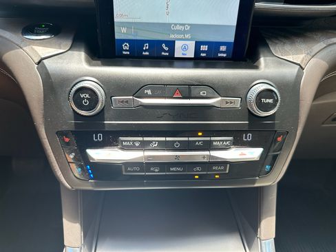 Used 2020 Ford Explorer Platinum w/ Premium Technology Package AWD/4WD image 18