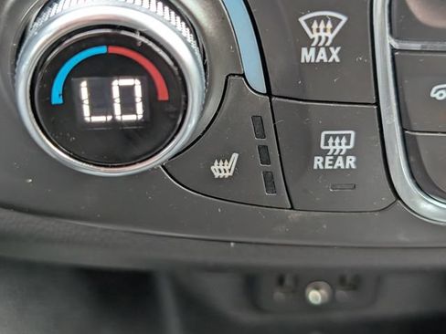 Used 2022 Chevrolet Traverse LT FWD image 19