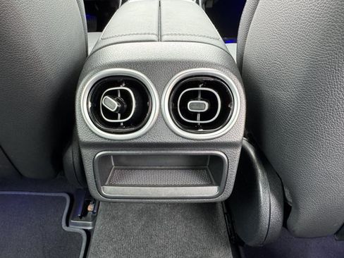 Used 2025 Mercedes-Benz C 300 Sedan image 9
