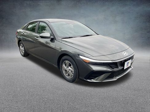 Used 2025 Hyundai Elantra SE image 34