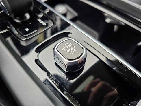 Certified 2025 Volvo XC60 B5 Plus w/ Protection Package Premier image 38