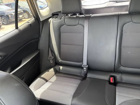 Used 2025 Chevrolet Trax LT FWD image 37