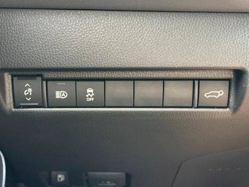 Used 2023 Toyota Venza LE AWD/4WD image 15