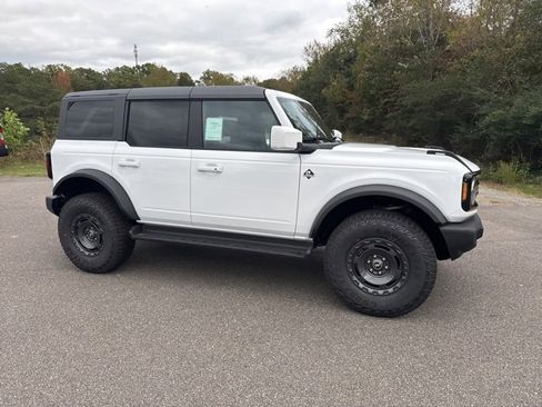 New 2025 Ford Bronco Outer Banks w/ Sasquatch Package image 2