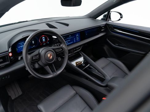 Used 2024 Porsche Macan 4 Electric image 4