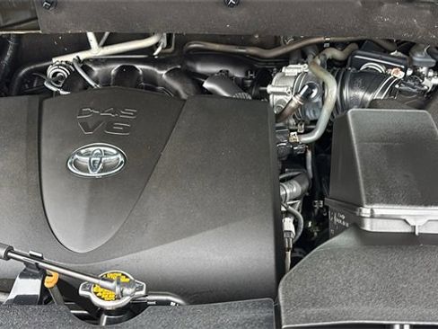 Used 2017 Toyota Highlander LE w/ Carpet Mat Package image 34