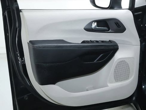 Used 2023 Chrysler Pacifica Touring-L image 14