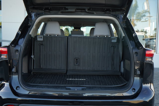 Used 2022 Toyota Highlander LE AWD/4WD image 7