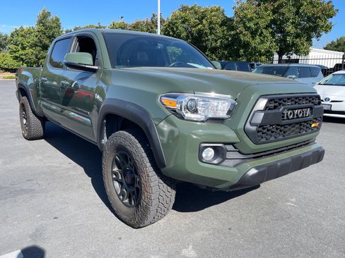 Used 2022 Toyota Tacoma TRD Off-Road w/ TRD Premium Off Road Package AWD/4WD image 1