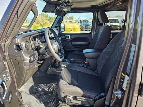Used 2025 Jeep Wrangler Unlimited Rubicon 4xe w/ Convenience Group AWD/4WD image 16