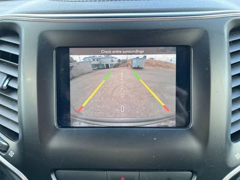 Used 2019 Jeep Cherokee Latitude w/ Popular Appearance Group FWD image 23