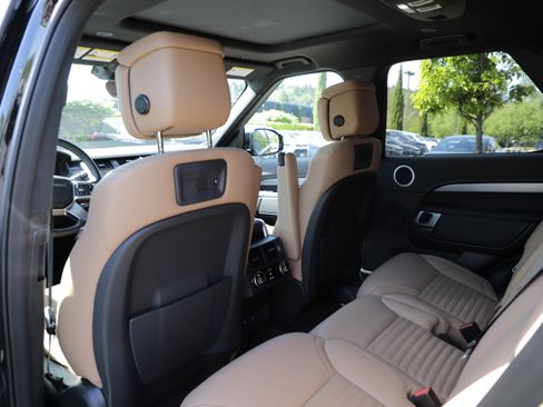 Certified 2025 Land Rover Discovery Dynamic SE AWD/4WD image 15