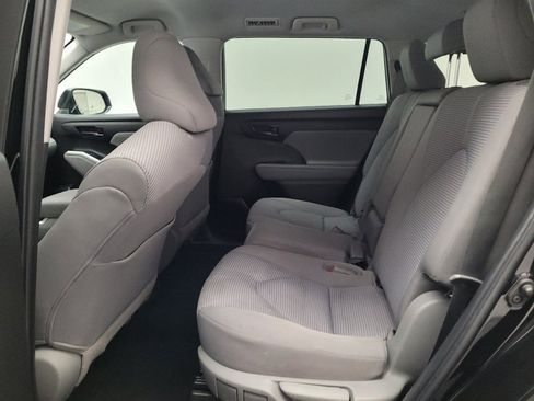 Used 2022 Toyota Highlander LE FWD image 18
