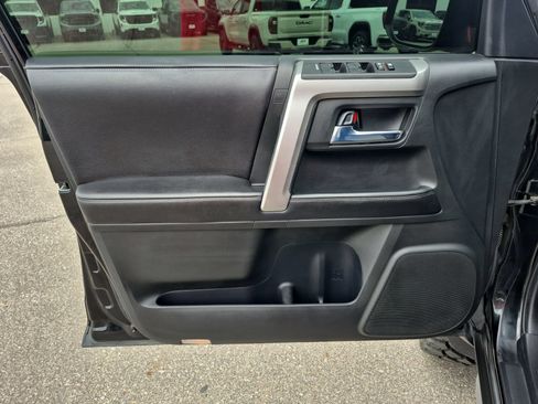 Used 2017 Toyota 4Runner SR5 AWD/4WD image 22