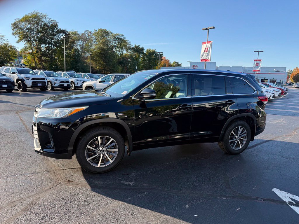 Used 2017 Toyota Highlander XLE w/ Carpet Mat Package AWD/4WD image 3